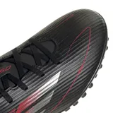 Championes de fútbol Adidas F50 Club TF, color negro con detalles en rojo y blanco. Diseñados para césped sintético.