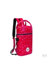 Mochila matera de diseño acolchado en color fucsia con estampado de labios y corazones. Cuenta con manijas superiores, correas ajustables y desmontables, y logo de la marca en el frente.