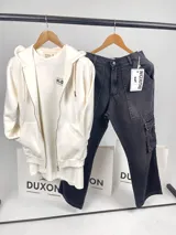 Campera con capucha color crema, con cierre frontal y bolsillos tipo canguro.