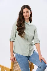 Camisa de lino lisa de manga larga, con cuello clásico y cierre frontal de botones.