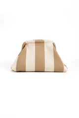 Cartera tipo sobre de mano con diseño estructurado y cierre superior a presión, con rayas verticales anchas en tonos crudo y tostado.