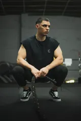 Musculosa negra de algodón, corte oversize, con un pequeño logo estampado en el pecho y un diseño gráfico grande en la espalda.