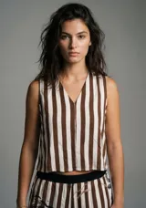 Top sin mangas color crudo con rayas verticales en tono beige y estampado abstracto en tonos tierra y negro.