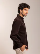 Camisa marrón de pana con corte regular fit, manga larga y bolsillo en el pecho.