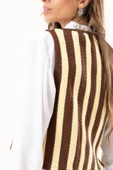 Chaleco tejido a rayas verticales color chocolate y amarillo, con escote en V y cierre con ganchitos.