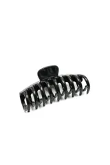 Broche para el pelo tipo pinza, de diseño alargado con dientes entrelazados, fabricado en material plástico resistente.