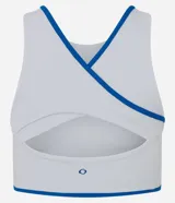 Top deportivo femenino confeccionado en microfibra, de color blanco con vivos en azul, escote redondo, copa y breteles anchos.