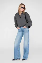 Sweater tipo polo de calce relajado, confeccionado en una mezcla de lana y cachemira de peso medio en color gris jaspeado. Presenta cuello polo acanalado con cierre de botones y mangas largas.