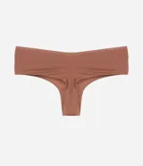 Bombacha tipo bikini de modal con diseño liso y acabado suave. Presenta un corte con hilo doble en la parte trasera y forro de algodón, ofreciendo comodidad y transpirabilidad para el uso diario.