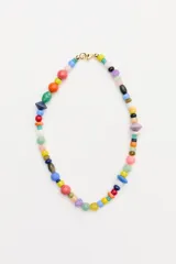 Collar de cuentas multicolor confeccionado con piedras y cuentas de diferentes formas y tamaños, con cierre de mosquetón dorado.