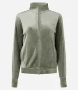 Campera deportiva de plush con acabado aterciopelado, cuello alto, cierre frontal con cremallera y puños ajustados.