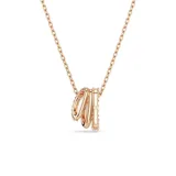 Colgante con cadena color oro rosa y dije con tres aros entrelazados, dos de ellos con cristales blancos engarzados y uno liso.