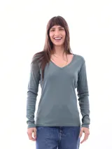 Remera blanca de algodón con cuello en V y mangas largas.