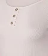 Blusa de pijama manga larga con textura acanalada, cuello redondo y detalle de botones frontales.