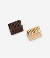 Set de dos pinzas para el pelo rectangulares, una color marrón y otra dorada.