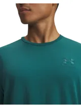 Remera de manga corta Under Armour, color verde, con cuello redondo y logo de la marca bordado en el mismo tono en el pecho.