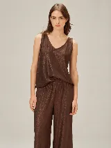 Top de lino color marrón con sutil brillo, escote en V y diseño holgado sin mangas.