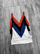 Top triángulo de microfibra con tirantes finos.