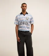 Pantalón de jean corte baggy, de tiro alto y pierna ancha, con diseño de cinco bolsillos, trabillas para cinturón y cierre frontal con botón y cremallera.