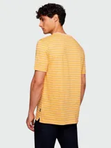 Remera amarilla a rayas horizontales blancas, de algodón, corte regular fit y cuello redondo.