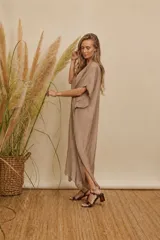Vestido tipo túnica de seda, color beige, con corte holgado, escote en V y diseño forrado.