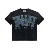Camiseta negra de manga corta con efecto desgastado y estampado frontal que dice "VALLEY SPORTS" en azul con textura y "SPORTS DIVISION" en blanco.