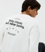 Remera de manga larga color blanco, confeccionada en tejido texturizado con elastano. Presenta un diseño minimalista con estampa lettering en el pecho y en la espalda.