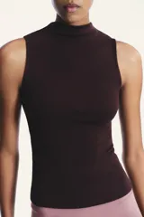 Top negro de manga sisa con cuello subido (mock neck).