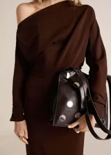 Vestido midi de color marrón chocolate, con diseño asimétrico de un solo hombro, manga larga con puños elásticos y fruncidos, y silueta ajustada.