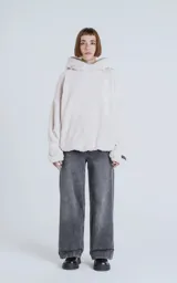 Hoodie oversize de piel sintética tipo corderito, color off-white, con capucha ajustable y bolsillo canguro frontal.