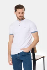 Remera blanca de manga corta con cuello mao y cierre frontal parcial con botones. Presenta detalles en color gris azulado en el cuello y en los bordes de las mangas.