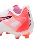 Championes de fútbol Puma Ultra 5 Match FG/AG, color blanco con detalles en naranja y negro.