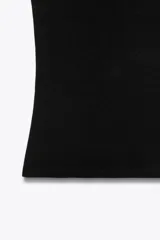 Top blanco de manga sisa con cuello redondo y corte ajustado al cuerpo.