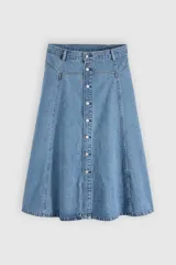 Falda midi de denim en tono azul clásico, con corte evasé, tiro medio, costuras yugulares destacadas y cierre frontal con botones metálicos.