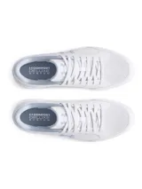Championes Under Armour de estilo urbano, color blanco con detalles en celeste claro. Presentan una parte superior de cuero sintético, cierre con cordones y suela de goma estable.