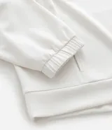 Campera deportiva de corte regular confeccionada en modal, con cierre frontal por cremallera, capucha con cordón ajustable, mangas largas con puños elásticos y bolsillos laterales.