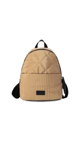 Mochila negra de tela capitoneada con bolsillo frontal amplio y asas ajustables. Incluye compartimento especial para iPad.