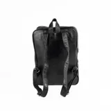 Mochila de cuero negro, de diseño rectangular, con múltiples compartimentos con cierre frontal y asa superior.