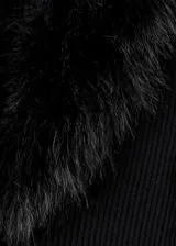 Cardigan de punto de canalé con cuello en V, manga larga y cierre delantero de botones. Presenta un detalle de pelo sintético en el cuello.