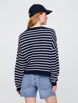 Buzo de tejido de punto con diseño a rayas horizontales en color verde y blanco, cuello redondo y mangas largas con puños acanalados.