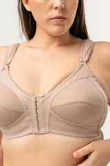 Soutien reductor clásico reforzado prendido adelante, sin aro. Breteles anchos acolchados regulables. Ganchos reforzados. Confeccionado con tela que contiene fibra LYCRA
