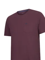 Remera de jersey de algodón orgánico color bordó, de manga corta y calce regular. Cuenta con cuello redondo, un bolsillo aplicado en el pecho con un sutil bordado del logo de la marca en contraste.