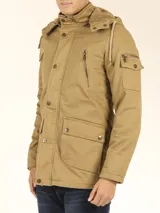 Campera de abrigo estilo parka, color verde militar, con capucha desmontable, cierre frontal con botones y múltiples bolsillos funcionales en pecho, cintura y manga.
