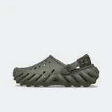 Zuecos Crocs modelo Echo Clog de color negro, con diseño moldeado de estilo urbano y deportivo, aberturas de ventilación y tira ajustable en el talón.