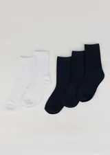 Pack de cinco pares de medias de media caña, dos pares de color blanco y tres pares de color azul marino.