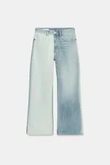 Jeans boyfriend de tiro medio con diseño de tejido combinado a contraste en dos tonos de celeste, tiro medio y cinco bolsillos.