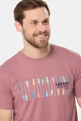 Remera de manga corta color gris, con cuello redondo y estampado frontal multicolor con diseño de remos y tipografía de la marca.