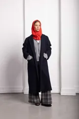 Tapado largo color verde con solapas, bolsillos laterales y cierre con botones.