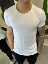 Remera de algodón con corte slim fit, diseñada para ajustarse al cuerpo, con cuello redondo y mangas cortas.