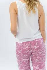 Pantalón de corte culotte y tiro medio, confeccionado en viscosa con estampado de hojas blancas sobre fondo color miel. Presenta una silueta amplia y fluida, con cintura elástica en la parte posterior y bolsillos laterales.